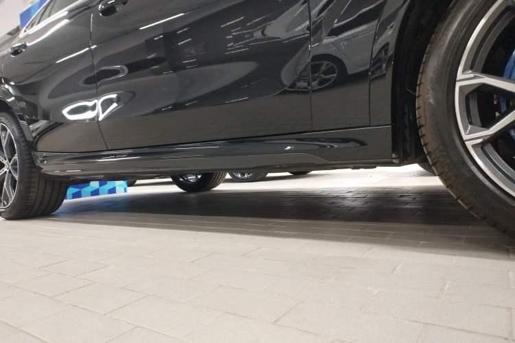 Used BMW X6 2023 xDrive40i Luxury Model with M Sport Package Right Side Sill