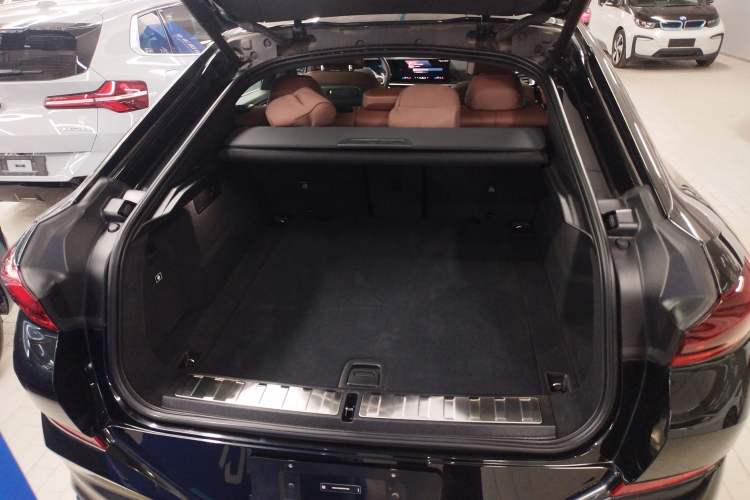 Used BMW X6 2023 xDrive40i Luxury Model with M Sport Package Trunk