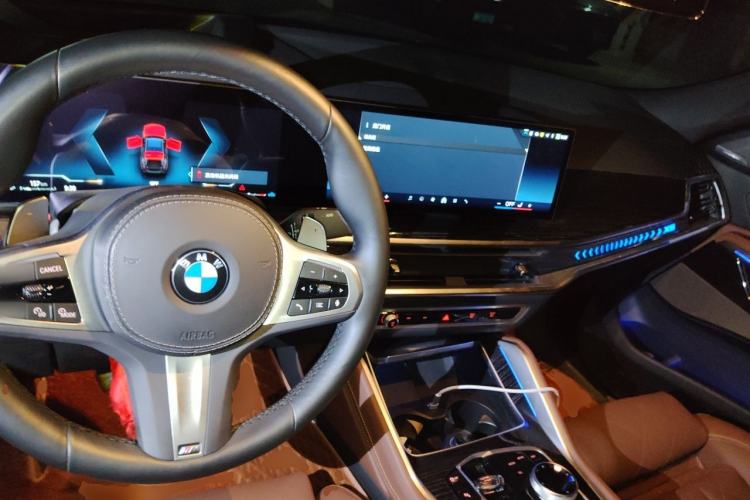 Used BMW X6 2023 xDrive40i Luxury Model with M Sport Package Center Console