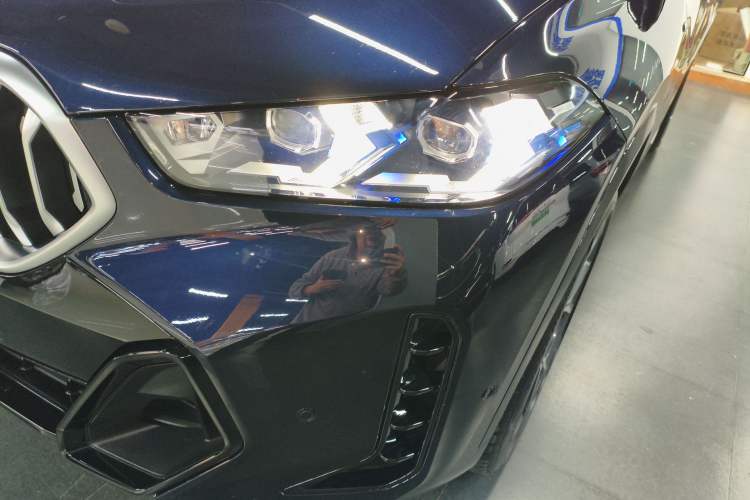 Used BMW X6 2023 xDrive40i Luxury Model with M Sport Package Left Front Headlight