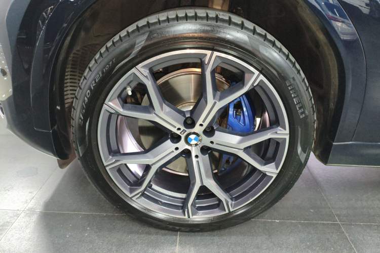 Used BMW X6 2023 xDrive40i Luxury Model with M Sport Package Left Front Wheel Hub