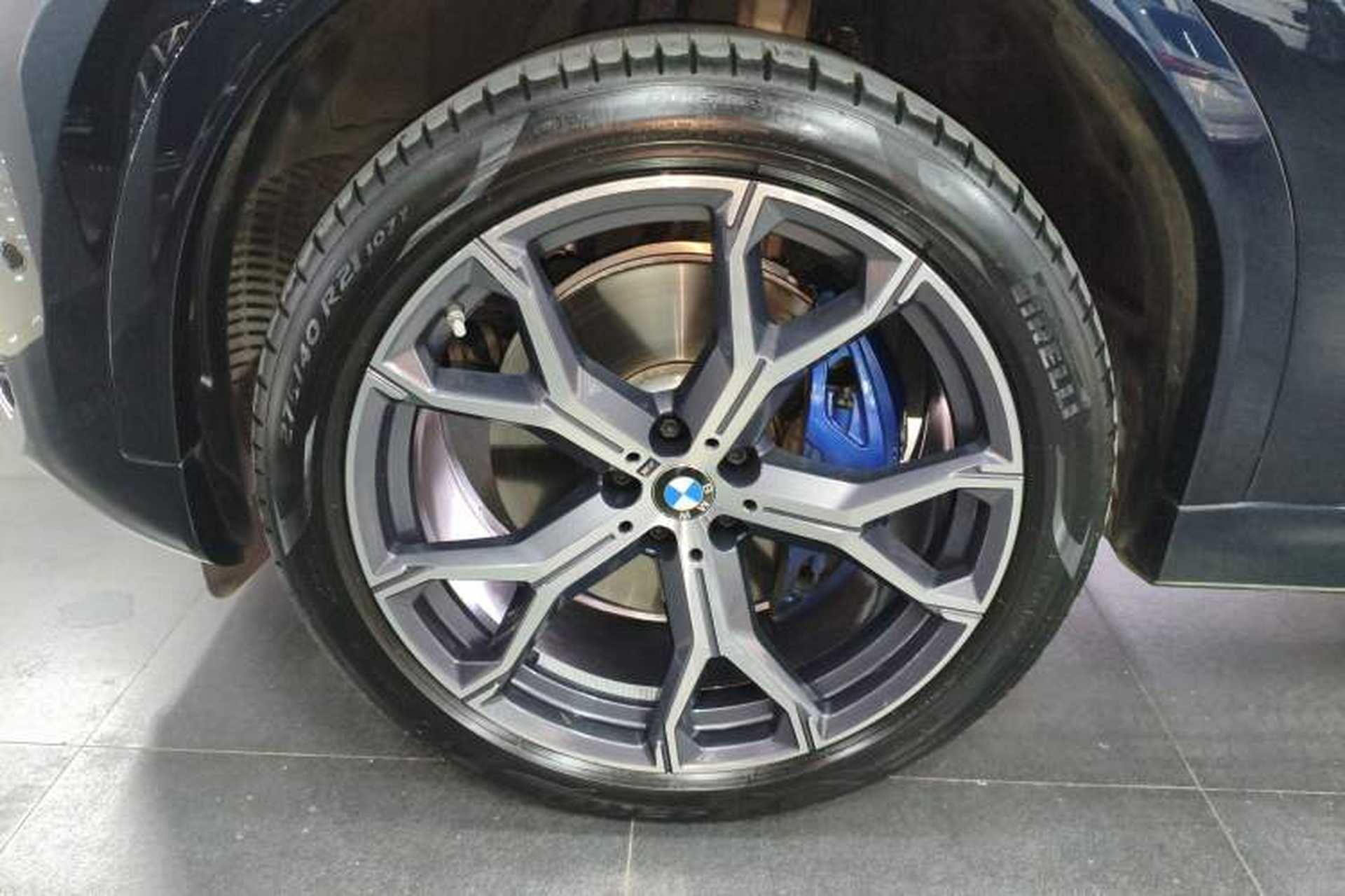 Used BMW X6 2023 xDrive40i Luxury Model with M Sport Package Left Front Wheel Hub