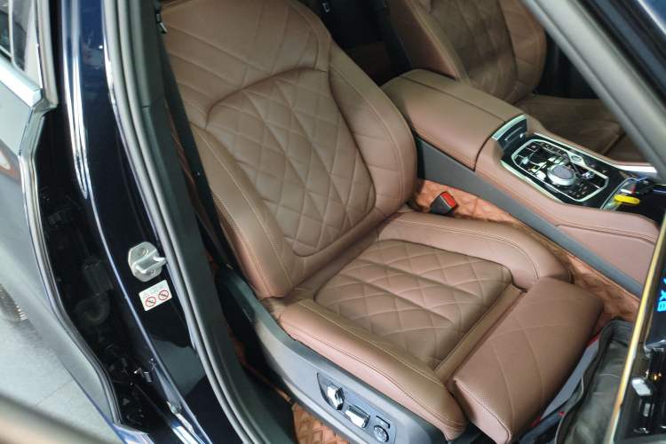 Used BMW X6 2023 xDrive40i Luxury Model with M Sport Package Right Front Seat