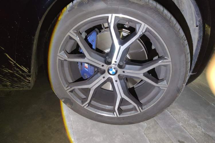 Used BMW X6 2023 xDrive40i Luxury Model with M Sport Package Right Front Wheel Hub