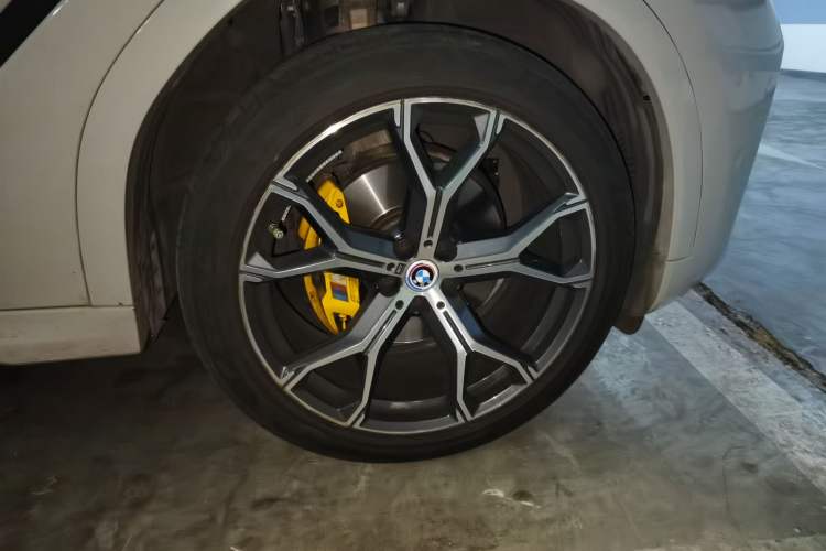 Used BMW X6 2023 xDrive40i M Sport Package Right Front Wheel Hub