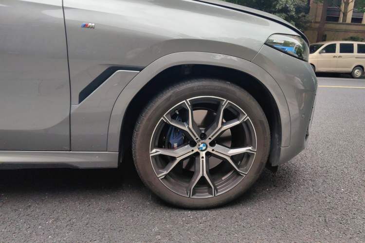 Used BMW X6 2023 xDrive40i Luxury Model with M Sport Package Right Front Wheel Hub