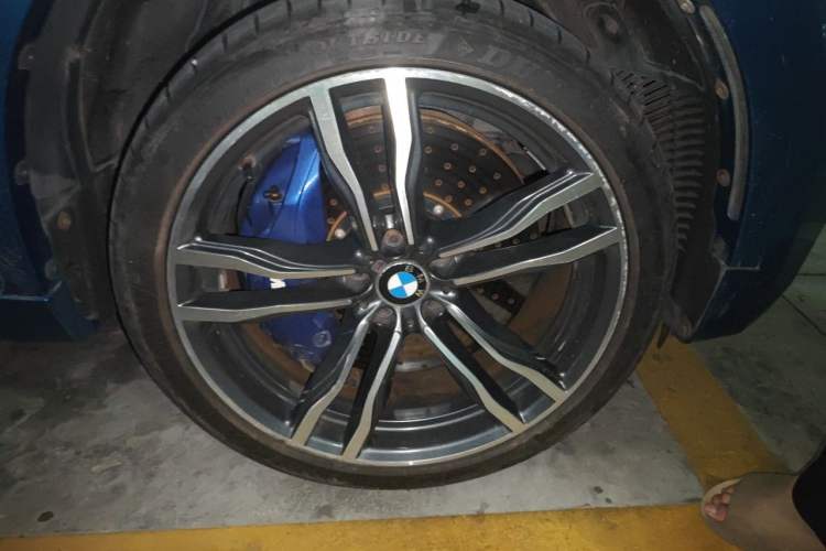 Used BMW X6 M  Right Front Wheel Hub