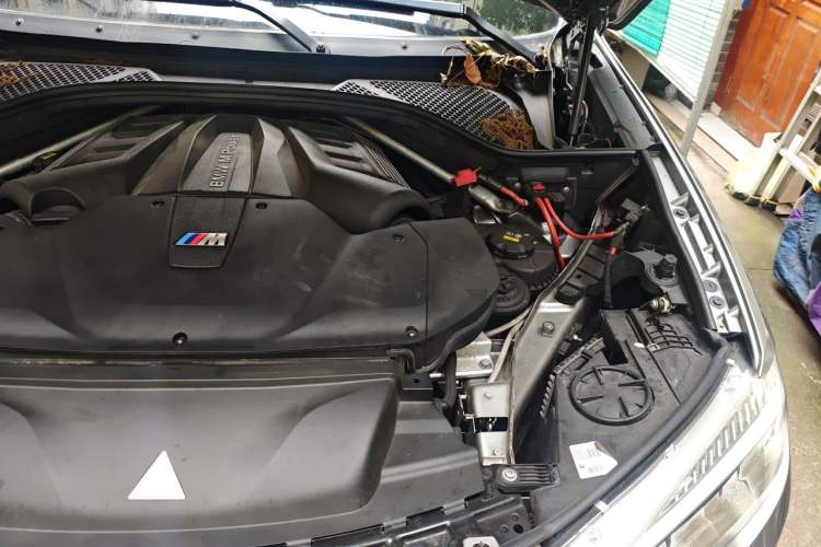 Used BMW X6 M 2015 X6 M Engine Bay Left