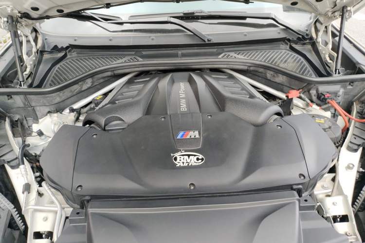 Used BMW X6 M 2015 X6 M Engine Bay