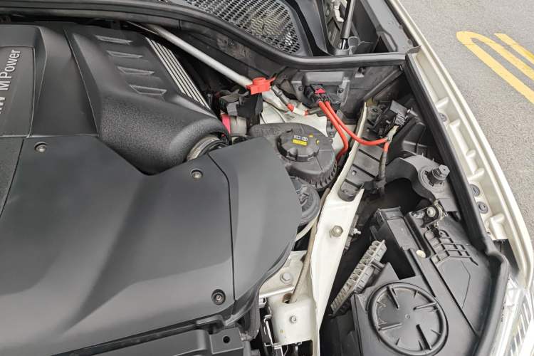 Used BMW X6 M 2015 X6 M Engine Bay Left