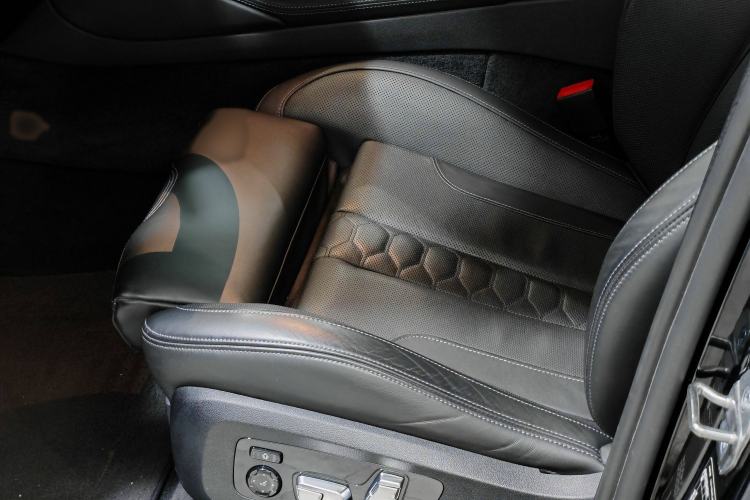 Used BMW X6 M 2022 X6 M Interior 8