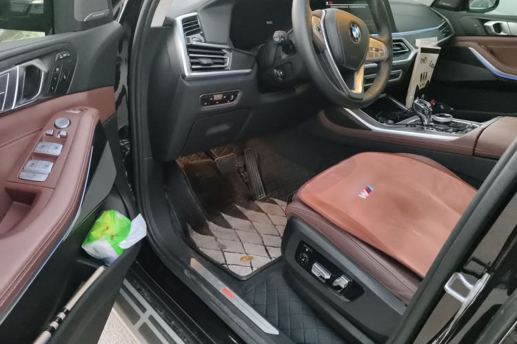 Used BMW X7 2022 xDrive40i Luxury Package with Leading Features Driver Seat