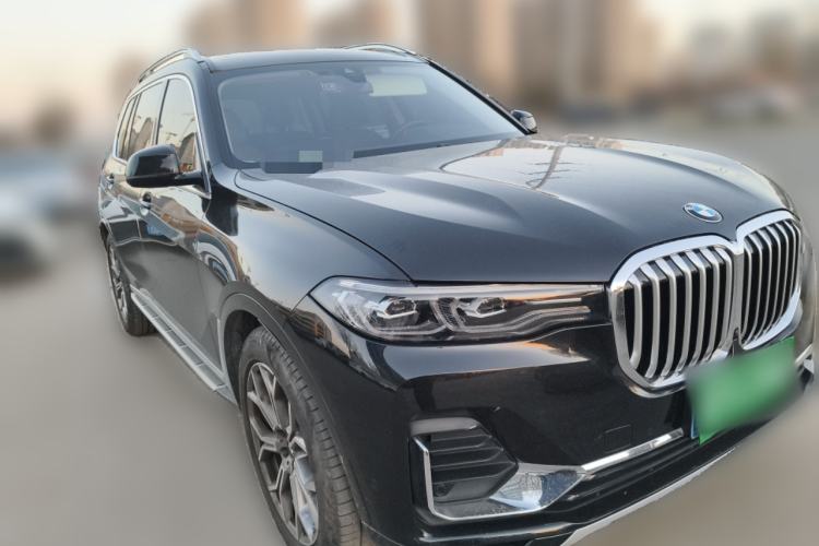 Used BMW X7 2022 xDrive40i Luxury Package with Leading Features Front Right 45 Deg