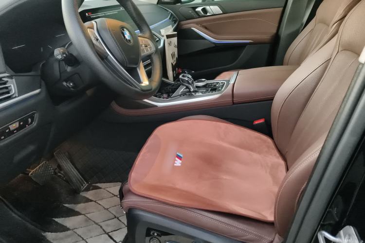 Used BMW X7 2022 xDrive40i Luxury Package with Leading Features Left Front Seat