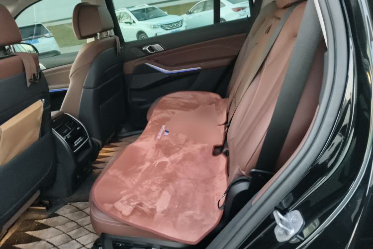Used BMW X7 2022 xDrive40i Luxury Package with Leading Features Left Rear Seat