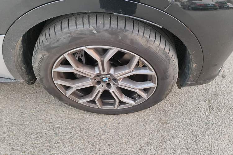 Used BMW X7 2022 xDrive40i Luxury Package with Leading Features Right Front Wheel Hub