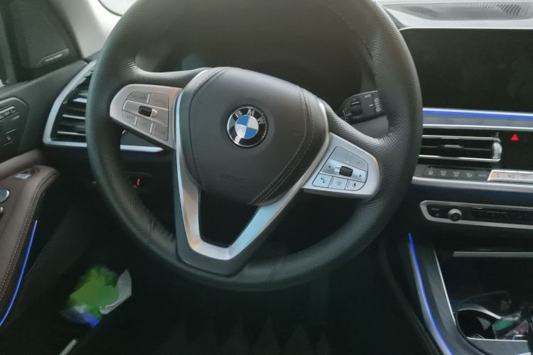 Used BMW X7 2022 xDrive40i Luxury Package with Leading Features Steering Wheel