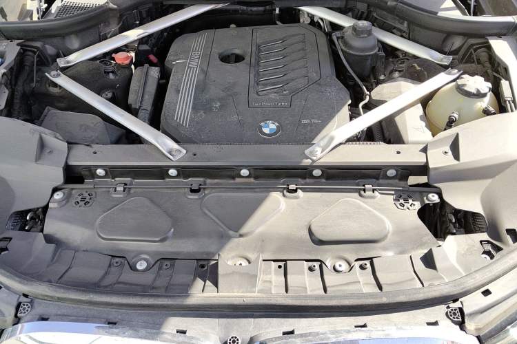 Used BMW X7  Engine Bay