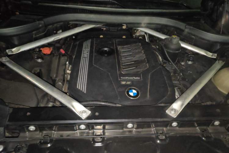 Used BMW X7  Engine Bay