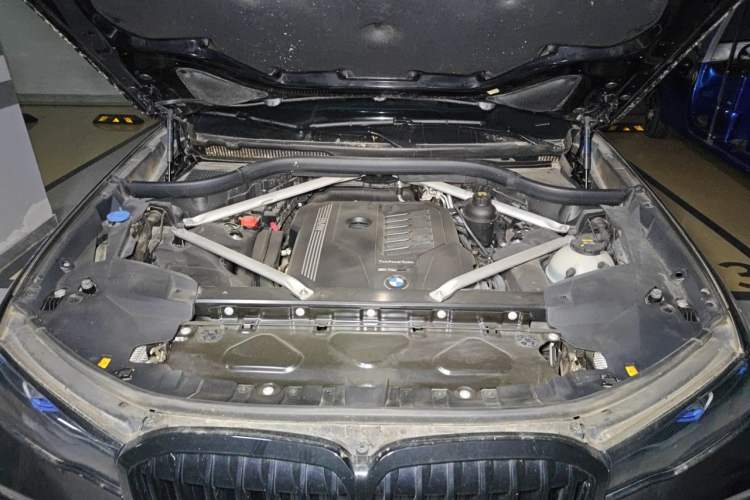 Used BMW X7  Engine Bay