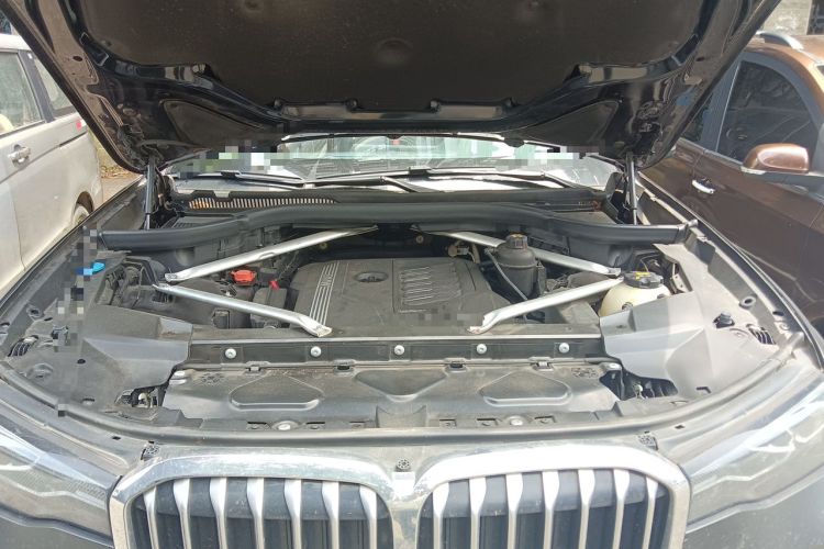 Used BMW X7  Engine Bay