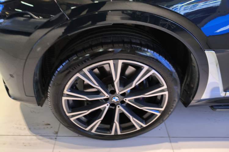 Used BMW X7 2019 xDrive40i Executive Model M Sport Package Exterior 4