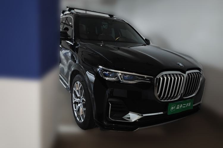 Used BMW X7 2019 xDrive40i Luxury Package with Leading Features Front Right 45 Deg