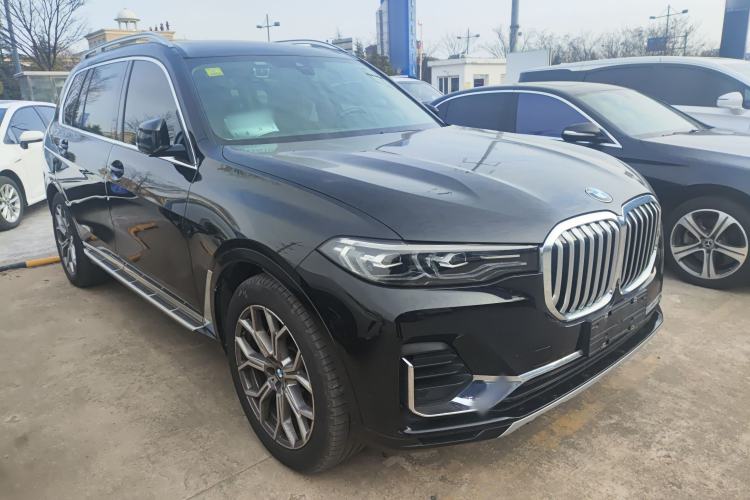 Used BMW X7 2019 xDrive40i Luxury Package with Leading Features Front Right 45 Deg