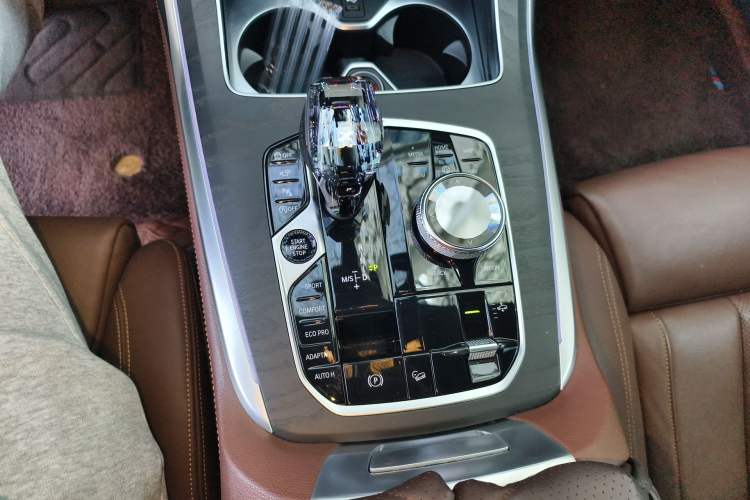 Used BMW X7 2019 xDrive40i Luxury Package with Leading Features Gear Lever