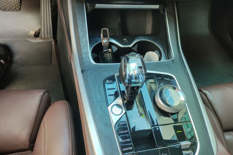 Used BMW X7 2019 xDrive40i Luxury Package with Leading Features Gear Lever