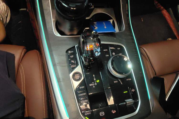 Used BMW X7 2019 xDrive40i Luxury Package with Leading Features Gear Lever