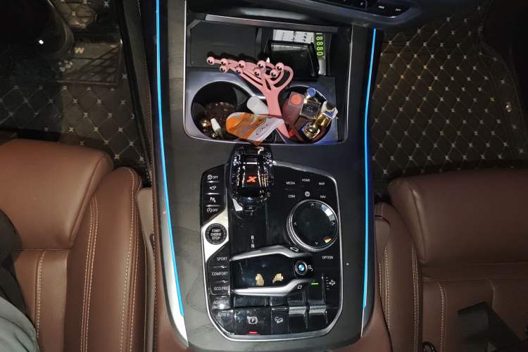 Used BMW X7 2019 xDrive40i Luxury Package with Leading Features Gear Lever