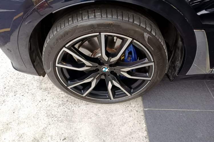 Used BMW X7 2019 xDrive40i Executive Model M Sport Package Left Front Wheel Hub