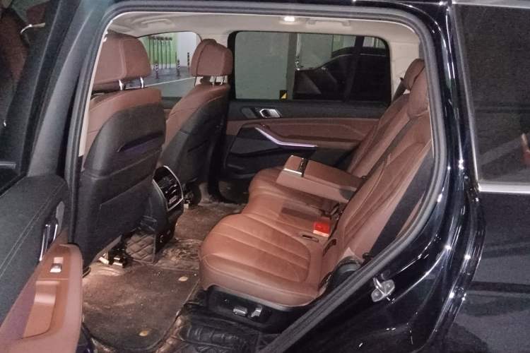 Used BMW X7 2019 xDrive40i Luxury Package with Leading Features Left Rear Seat