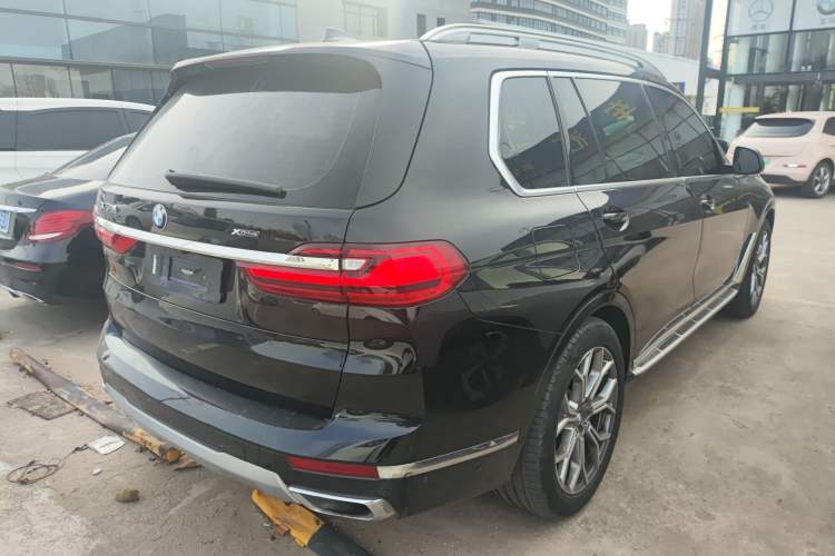 Used BMW X7 2019 xDrive40i Luxury Package with Leading Features Rear Right 45 Deg