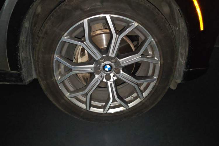 Used BMW X7  Right Front Wheel Hub