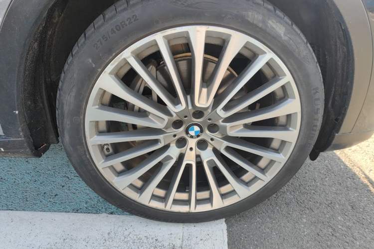 Used BMW X7 2019 xDrive40i Personalized Limited Edition Luxury Package Right Front Wheel Hub