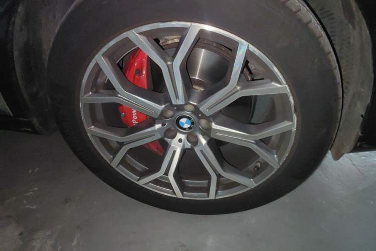Used BMW X7 2019 xDrive40i Luxury Package with Leading Features Right Front Wheel Hub