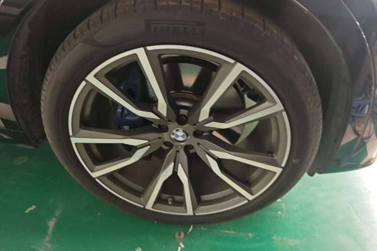 Used BMW X7 2019 xDrive40i Executive Model M Sport Package Right Front Wheel Hub