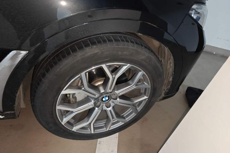 Used BMW X7 2019 xDrive40i Luxury Package with Leading Features Right Front Wheel Hub