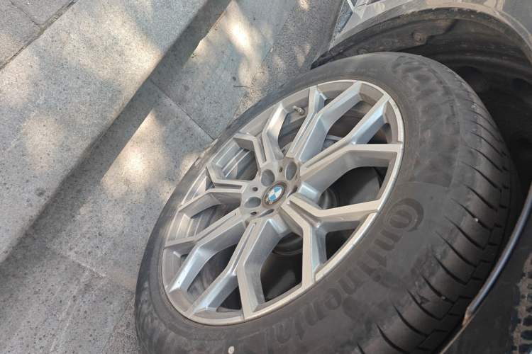 Used BMW X7 2019 xDrive40i Luxury Package with Leading Features Right Front Wheel Hub