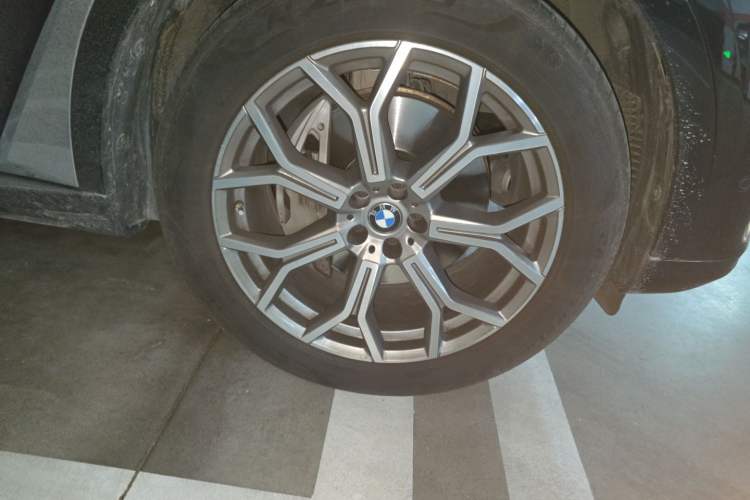 Used BMW X7 2019 xDrive40i Luxury Package with Leading Features Right Front Wheel Hub