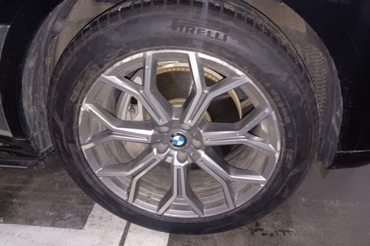 Used BMW X7 2019 xDrive40i Luxury Package with Leading Features Right Front Wheel Hub