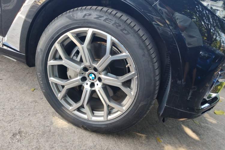 Used BMW X7 2019 xDrive40i Luxury Package with Leading Features Right Front Wheel Hub