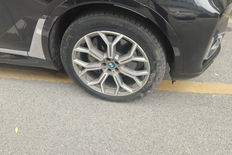 Used BMW X7 2019 xDrive40i Luxury Package with Leading Features Right Front Wheel Hub