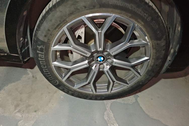 Used BMW X7 2019 xDrive40i Luxury Package with Leading Features Right Front Wheel Hub