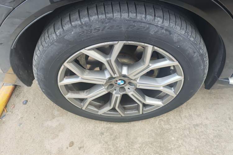 Used BMW X7 2019 xDrive40i Luxury Package with Leading Features Right Rear Wheel Hub