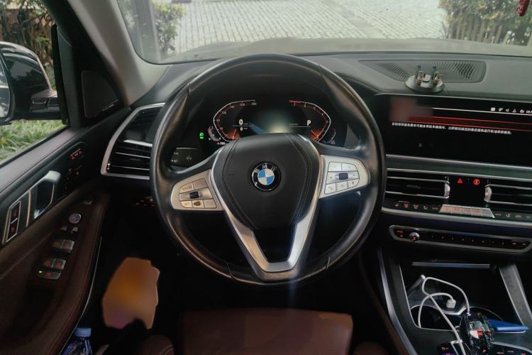 Used BMW X7 2019 xDrive40i Luxury Package with Leading Features Steering Wheel