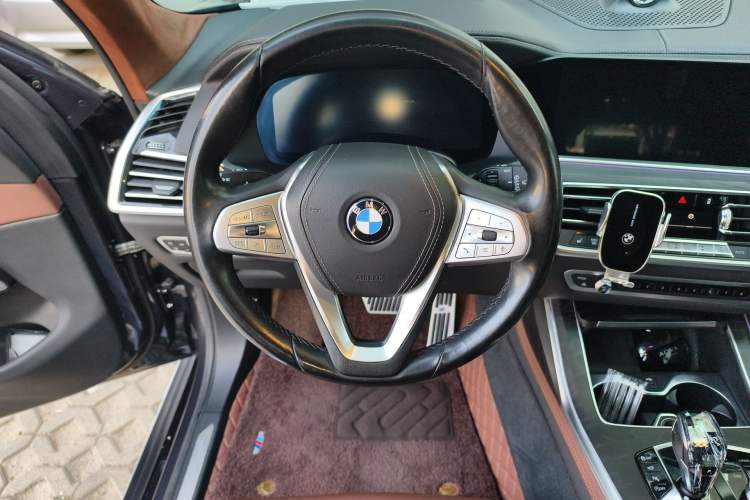 Used BMW X7 2019 xDrive40i Luxury Package with Leading Features Steering Wheel