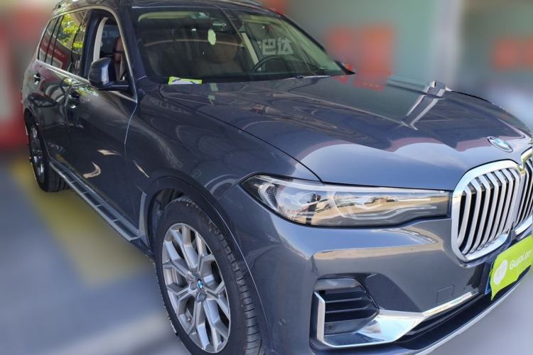 Used BMW X7 2019 xDrive40i Luxury Package with Leading Features Front Right 45 Deg